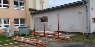 Fotografia: Prístrešok za kotolňou - budova školy