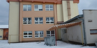 Fotografia: Prístrešok za kotolňou - budova školy