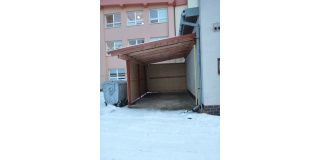 Fotografia: Prístrešok za kotolňou - budova školy
