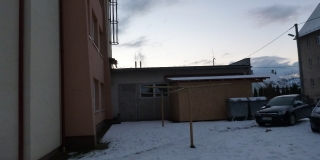 Prístrešok za kotolňou - budova školy