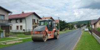 Fotografia: Pokládka živičného koberca - cesta smer Kolačkov