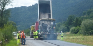 Fotografia: Pokládka živičného koberca - cesta smer Kolačkov