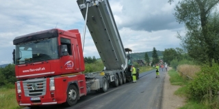 Fotografia: Pokládka živičného koberca - cesta smer Kolačkov