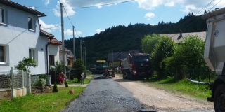 Fotografia: Pokládka živičného koberca - ulica za Jednotou