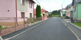 Fotografia: Pokládka živičného koberca - ulica od kaplnky vľavo