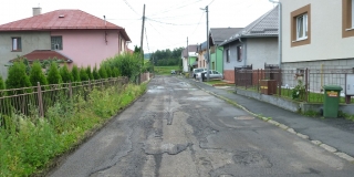 Fotografia: Pokládka živičného koberca - ulica od kaplnky vľavo