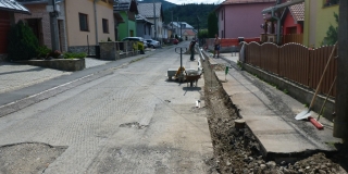 Fotografia: Pokládka živičného koberca - ulica od kaplnky vľavo