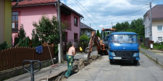 Fotografia: Pokládka živičného koberca - ulica od kaplnky vľavo