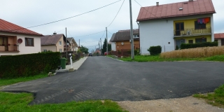 Fotografia: Pokládka živičného koberca - ulica od kaplnky vpravo