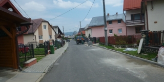 Fotografia: Pokládka živičného koberca - ulica od kaplnky vpravo