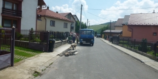 Fotografia: Pokládka živičného koberca - ulica od kaplnky vpravo