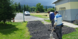 Fotografia: Úprava spevnených plôch reciklážou 