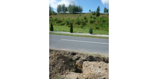 Fotografia: Drenáž krajnice hlavnej cesty - dolný koniec (od začiatku obce po autobusovú zastávku