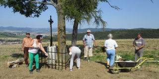 Fotografia: Úprava sv. Kríža a jeho okolia na Kopanine členmi výboru KD