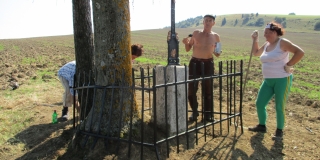 Fotografia: Úprava sv. Kríža a jeho okolia na Kopanine členmi výboru KD