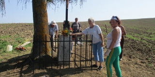 Fotografia: Úprava sv. Kríža a jeho okolia na Kopanine členmi výboru KD