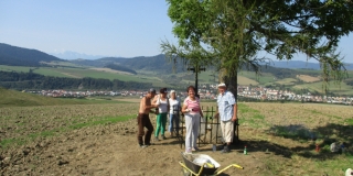 Fotografia: Úprava sv. Kríža a jeho okolia na Kopanine členmi výboru KD