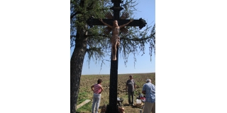 Fotografia: Úprava sv. Kríža a jeho okolia na Kopanine členmi výboru KD