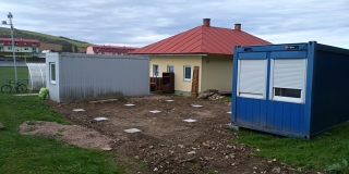 Fotografia: Osadenie DUOKONTAJNERA na futbalovom  - šatne, spoločenská miestnosť pre ŠK Nová Ľubovňa
