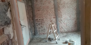 Fotografia: Kancelária požičovne a príručné priestory kuchyne pri kultúrnom dome - rekonštrukcia