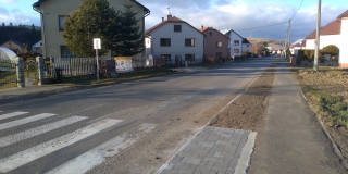 Fotografia: Frézovanie pňov a čistenie chodníka