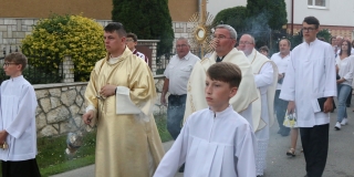 Fotografia: Sviatok Najsvätejšieho Kristovho Tela a Krvi - 16.06.2022 - procesia obcou (foto Ján Žemba)