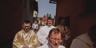 Fotografia: Sprievod primicianta do kostola a primičná sv. omša Jakuba Konkoľa (Foto Pavol Boďo)