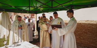 Fotografia: Sprievod primicianta do kostola a primičná sv. omša Jakuba Konkoľa (Foto Pavol Boďo)