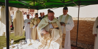 Fotografia: Sprievod primicianta do kostola a primičná sv. omša Jakuba Konkoľa (Foto Pavol Boďo)
