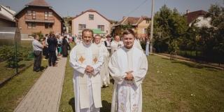 Fotografia: Sprievod primicianta do kostola a primičná sv. omša Jakuba Konkoľa (Foto Pavol Boďo)