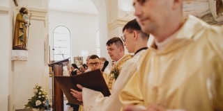 Fotografia: Sprievod primicianta do kostola a primičná sv. omša Jakuba Konkoľa (Foto Pavol Boďo)