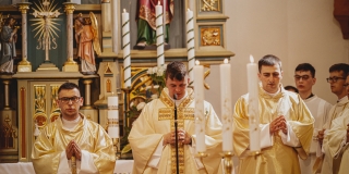 Fotografia: Sprievod primicianta do kostola a primičná sv. omša Jakuba Konkoľa (Foto Pavol Boďo)