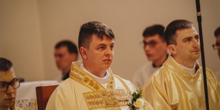 Fotografia: Sprievod primicianta do kostola a primičná sv. omša Jakuba Konkoľa (Foto Pavol Boďo)