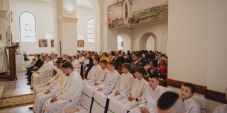 Fotografia: Sprievod primicianta do kostola a primičná sv. omša Jakuba Konkoľa (Foto Pavol Boďo)
