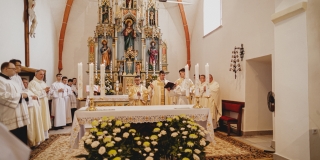 Fotografia: Sprievod primicianta do kostola a primičná sv. omša Jakuba Konkoľa (Foto Pavol Boďo)