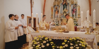 Fotografia: Sprievod primicianta do kostola a primičná sv. omša Jakuba Konkoľa (Foto Pavol Boďo)