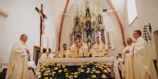 Fotografia: Sprievod primicianta do kostola a primičná sv. omša Jakuba Konkoľa (Foto Pavol Boďo)