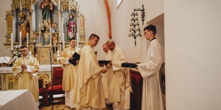 Fotografia: Sprievod primicianta do kostola a primičná sv. omša Jakuba Konkoľa (Foto Pavol Boďo)