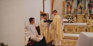 Fotografia: Sprievod primicianta do kostola a primičná sv. omša Jakuba Konkoľa (Foto Pavol Boďo)