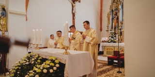 Fotografia: Sprievod primicianta do kostola a primičná sv. omša Jakuba Konkoľa (Foto Pavol Boďo)