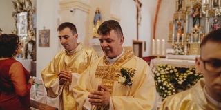 Fotografia: Sprievod primicianta do kostola a primičná sv. omša Jakuba Konkoľa (Foto Pavol Boďo)
