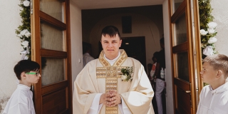 Fotografia: Sprievod primicianta do kostola a primičná sv. omša Jakuba Konkoľa (Foto Pavol Boďo)