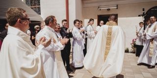 Fotografia: Sprievod primicianta do kostola a primičná sv. omša Jakuba Konkoľa (Foto Pavol Boďo)