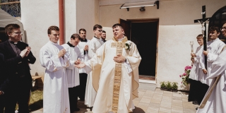 Fotografia: Sprievod primicianta do kostola a primičná sv. omša Jakuba Konkoľa (Foto Pavol Boďo)