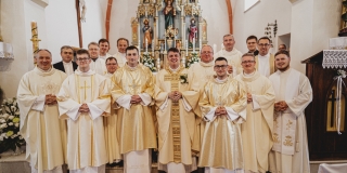 Fotografia: Sprievod primicianta do kostola a primičná sv. omša Jakuba Konkoľa (Foto Pavol Boďo)