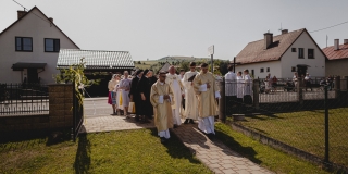 Fotografia: Sprievod primicianta do kostola a primičná sv. omša Jakuba Konkoľa (Foto Pavol Boďo)