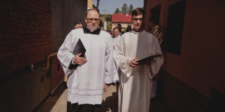 Fotografia: Sprievod primicianta do kostola a primičná sv. omša Jakuba Konkoľa (Foto Pavol Boďo)