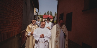 Fotografia: Sprievod primicianta do kostola a primičná sv. omša Jakuba Konkoľa (Foto Pavol Boďo)