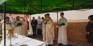 Fotografia: Sprievod primicianta do kostola a primičná sv. omša Jakuba Konkoľa (Foto Pavol Boďo)