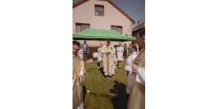 Fotografia: Sprievod primicianta do kostola a primičná sv. omša Jakuba Konkoľa (Foto Pavol Boďo)